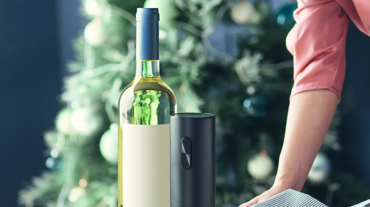 Une main tient un ouvre-bouteille, un sapin illuminé en arrière-plan.