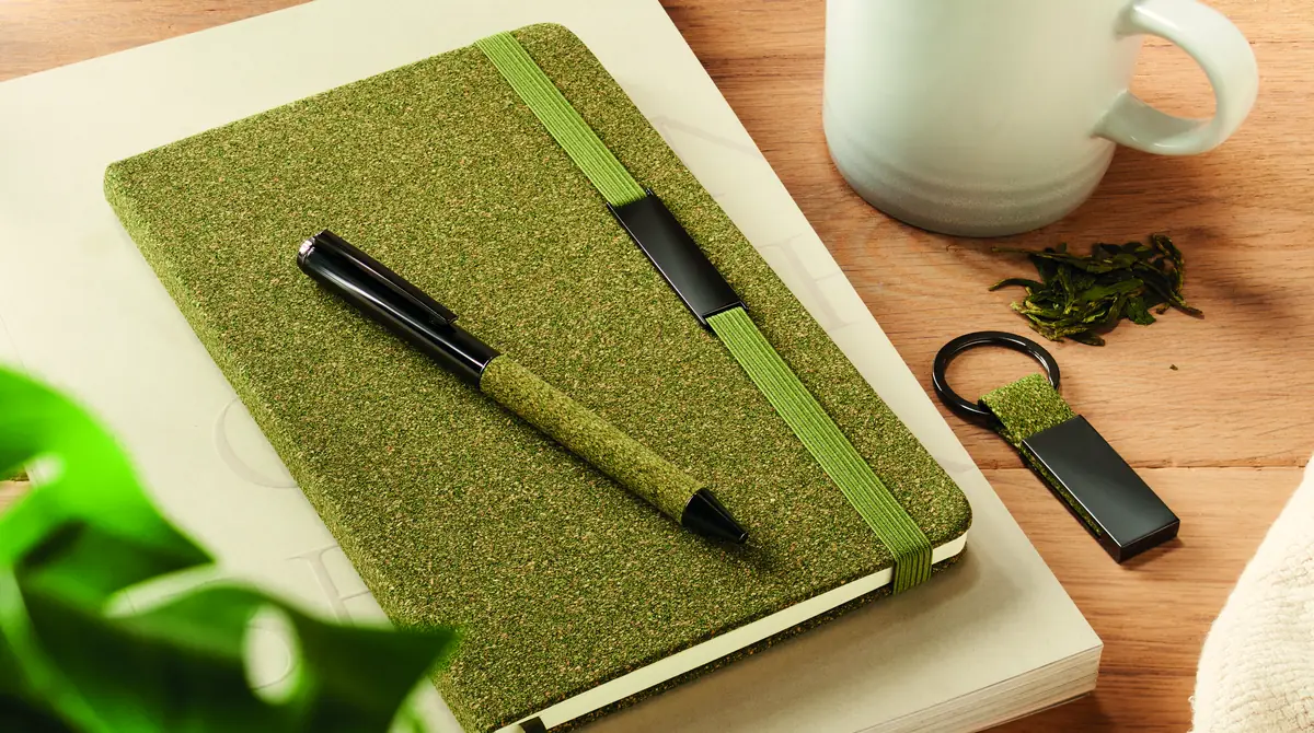 Coffret ouvert : carnet vert olive, stylo, clé USB et tasse assortis.